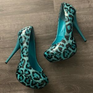 Size 8.5 teal cheetah print heel